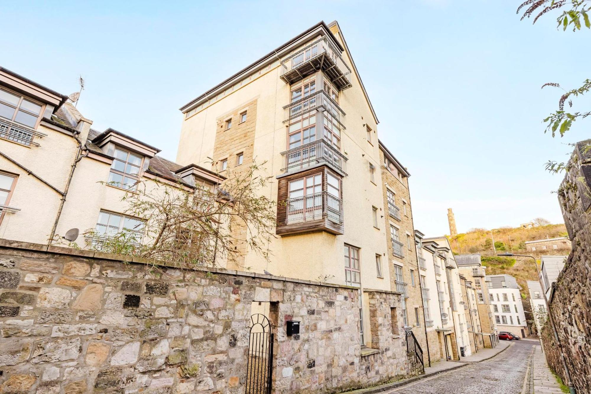 Joivy Stylish Apartment With Balcony In Old Town Edinburg Exteriör bild