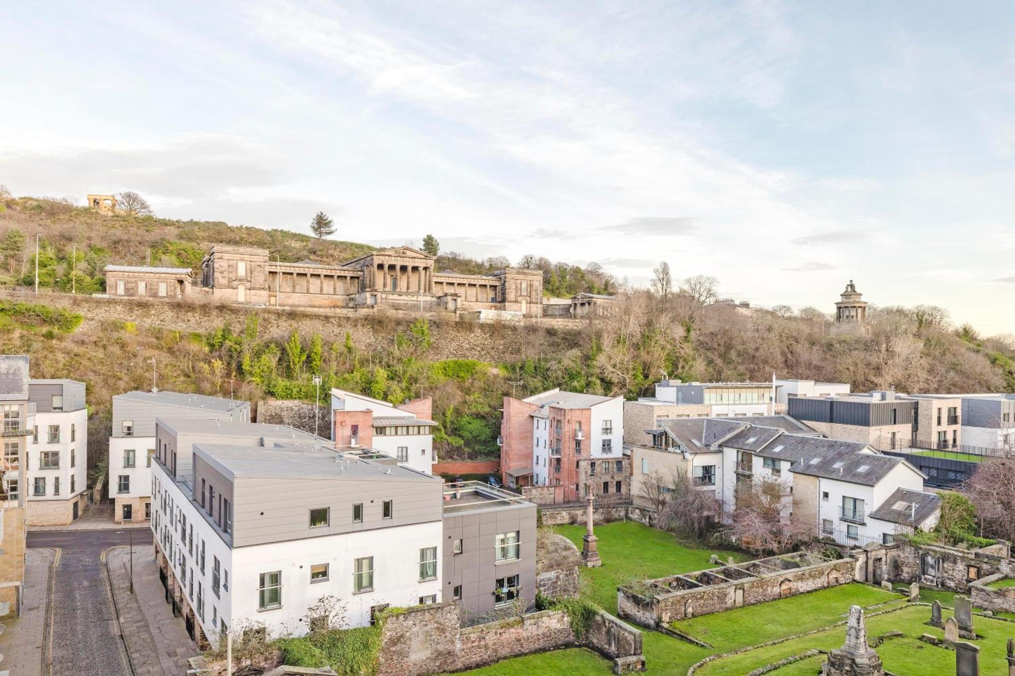 Joivy Stylish Apartment With Balcony In Old Town Edinburg Exteriör bild