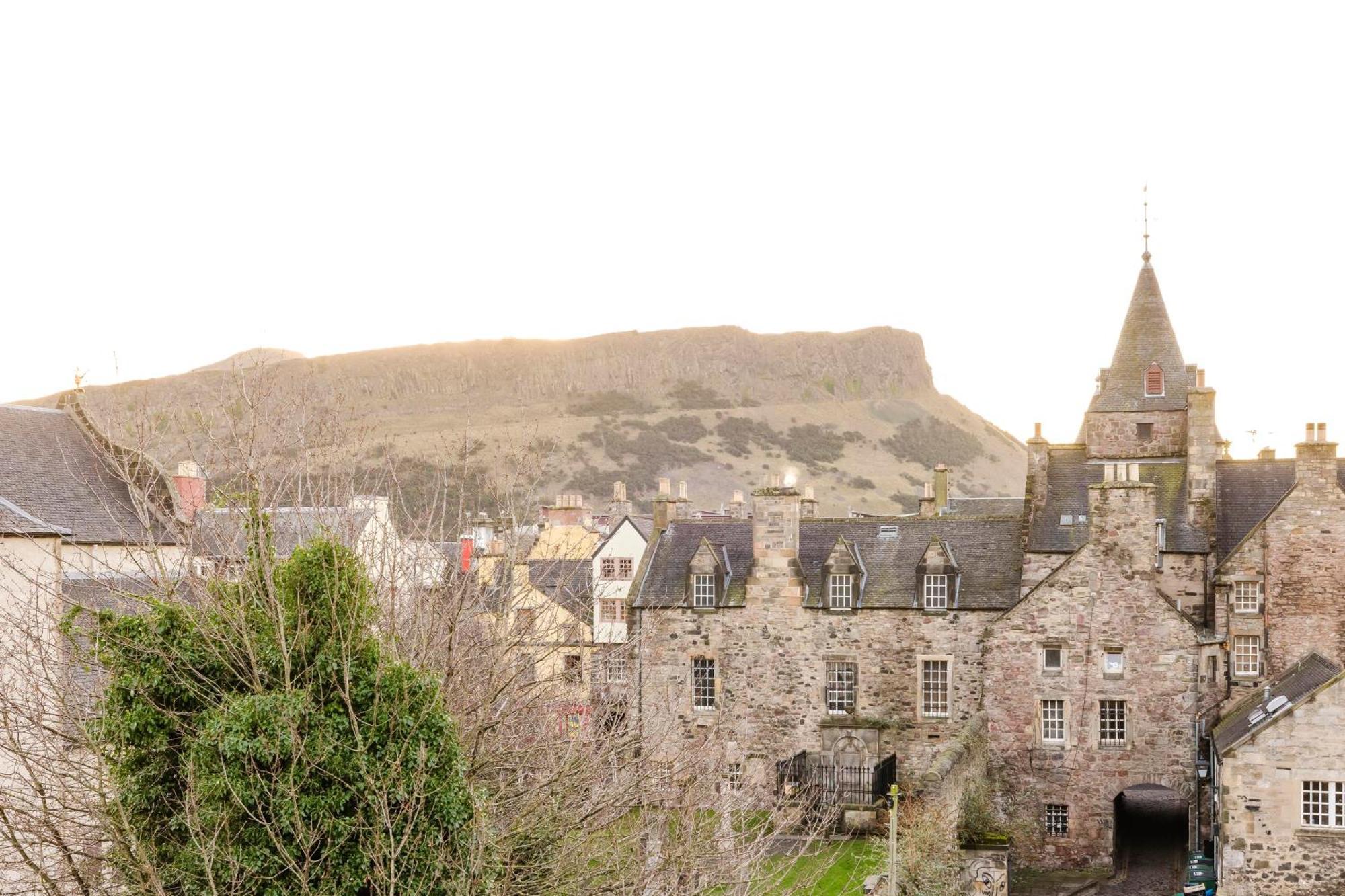 Joivy Stylish Apartment With Balcony In Old Town Edinburg Exteriör bild